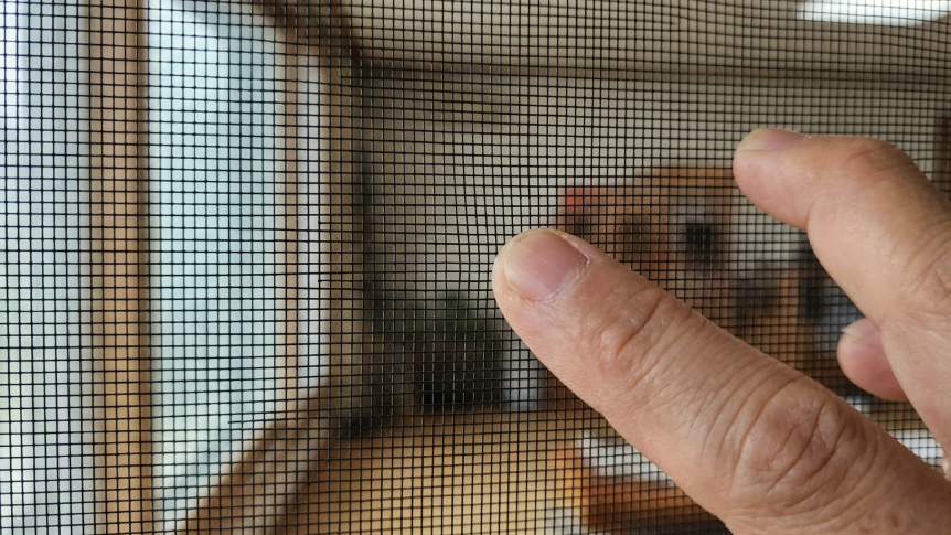 방충망고수의 100% 국산 모노필라멘트 미세방충망의 촘촘한 조직을 가까이서 보여주는 디테일 컷